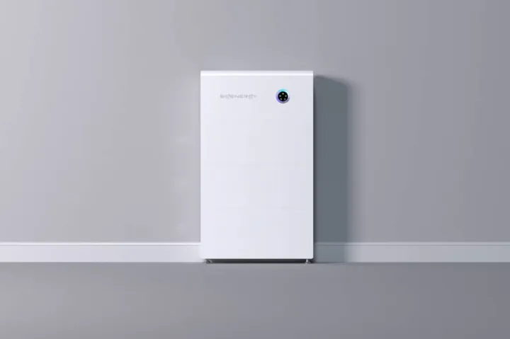 SigenStor Neo tegen een grijze wand