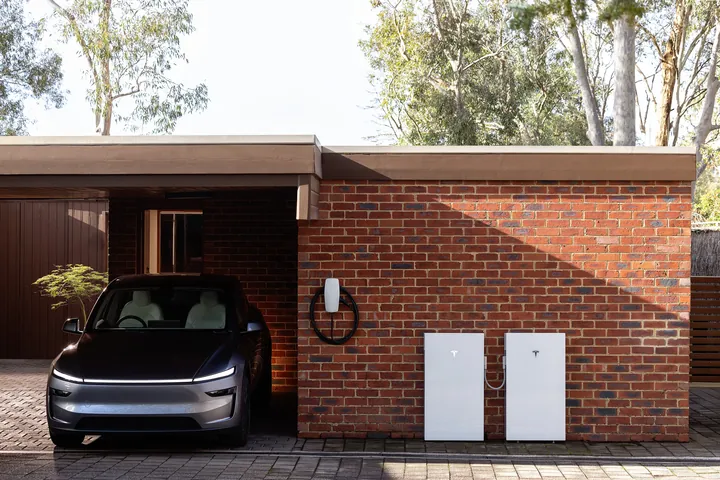 Tesla Powerwall 3P met Expansion en Wall Connector in een carport