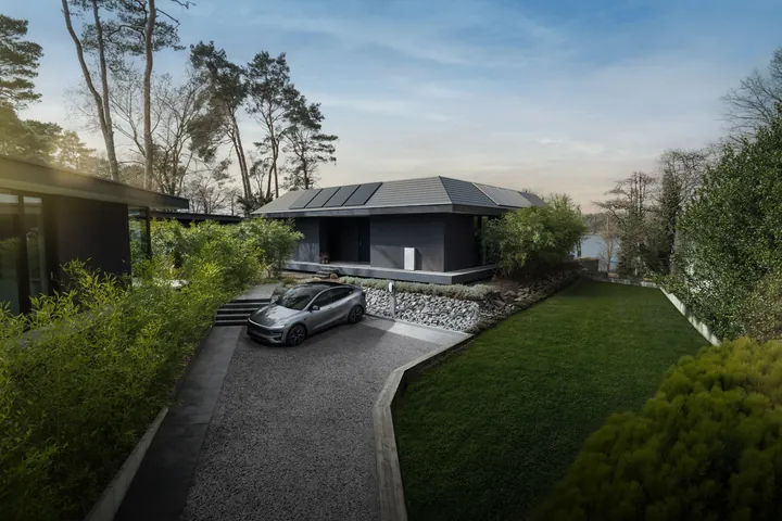 Moderne bungalow met zonnepanelen en een Tesla Powerwall 3P