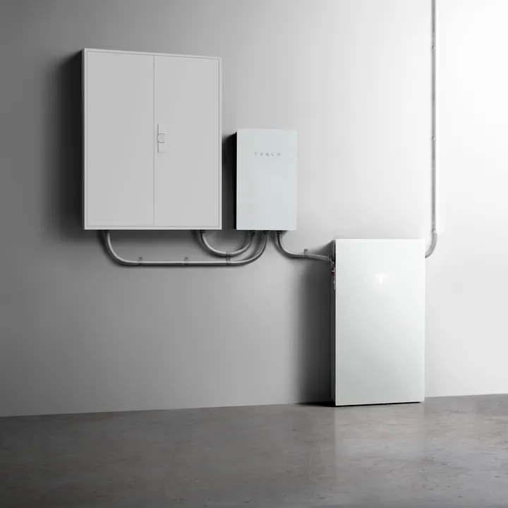 Tesla Backup Gateway 2 naast een verdeelkast en een Powerwall 3P