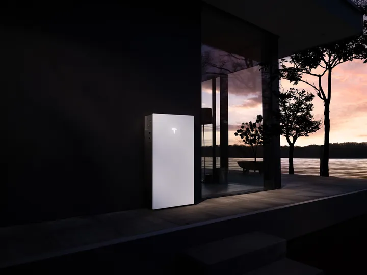 Tesla Powerwall 3P bij zonsondergang
