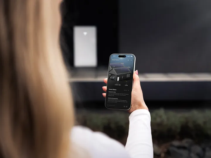 Tesla-app met de energiestromen van de woning