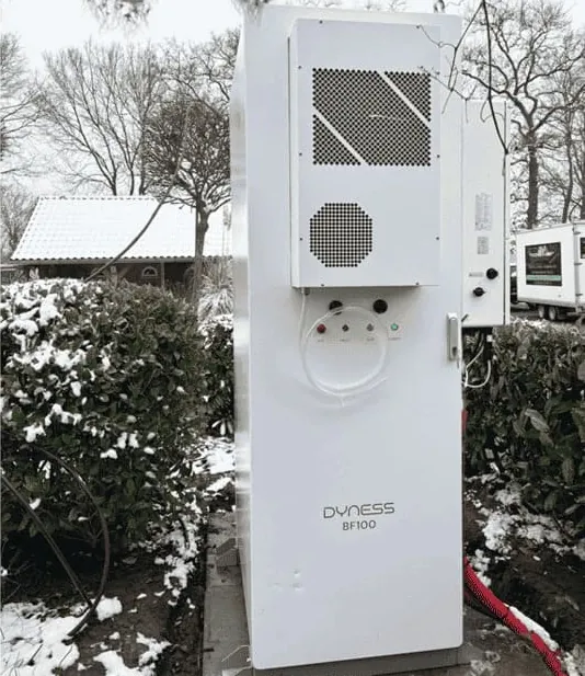 Dyness BF100-kast buiten in de sneeuw op een agrarisch bedrijf
