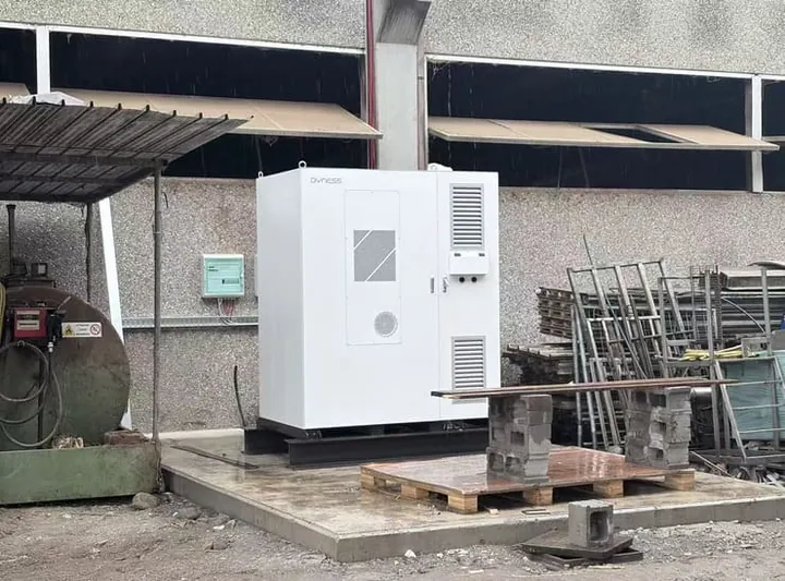 Dyness DH200F op het buitenterrein van een productiebedrijf