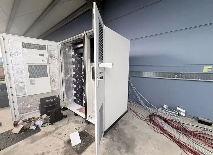 Dyness DH200F met geopende deur tijdens de installatie