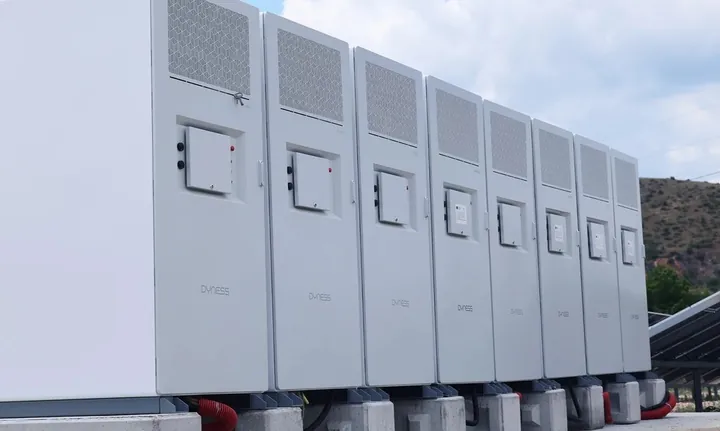 Lange rij Dyness DH200Y-kasten bij een zonnepark