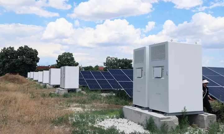 Dyness DH200Y-kasten op betonnen fundaties naast zonnepanelen
