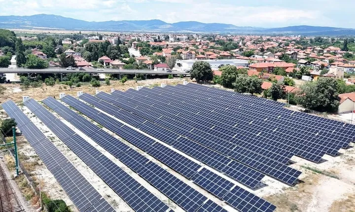 Luchtfoto van een zon-plus-opslagproject met Dyness DH200Y-kasten