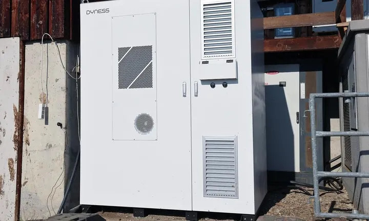 Dyness DH200F naast een schuur op een boerderij