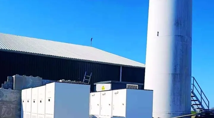 FoxESS G-MAX-kasten naast een agrarische schuur bij een windmolen in Nederland