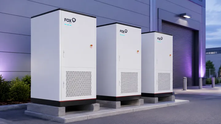 Drie FoxESS G-MAX-kasten voor een modern bedrijfspand