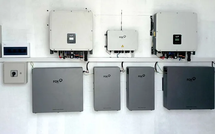 Twee FoxESS H3 Pro-omvormers boven vier wandbatterijen