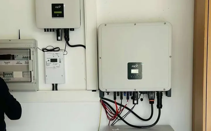 FoxESS H3 Pro-omvormer naast een meter- en verdeelkast