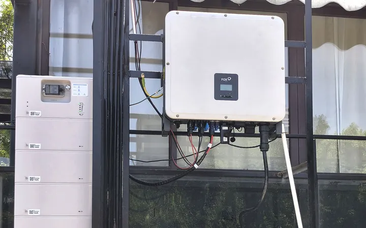FoxESS H3 Pro-omvormer buiten naast een gestapelde batterij