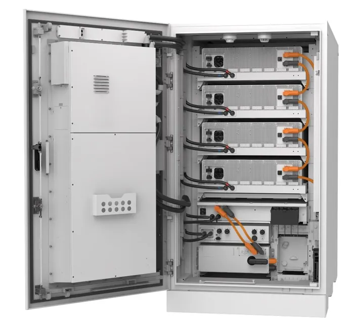 Geopende Huawei LUNA2000 C&I-batterijkast met batterijpacks en omvormer