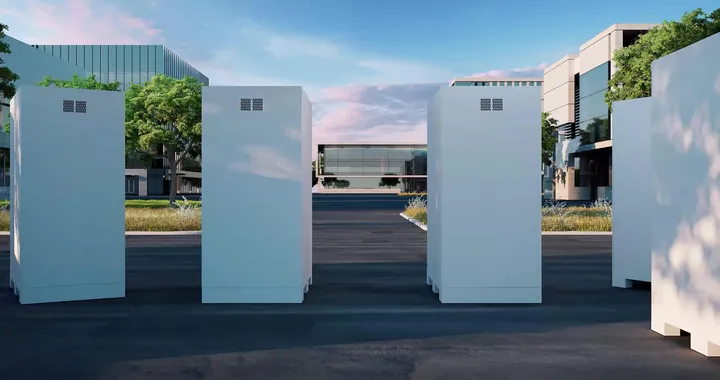 Meerdere Huawei LUNA2000 batterijkasten op een bedrijfsterrein