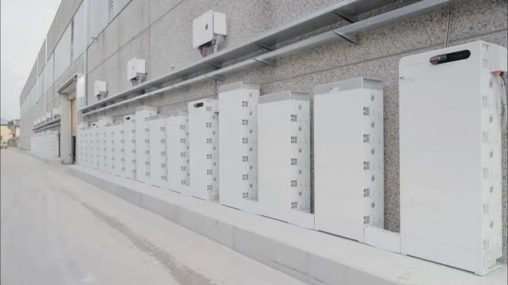 SigenStack-stacks langs de gevel van een fabriek