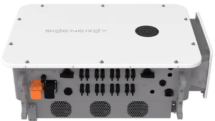 Onderaanzicht Sigen Hybrid HYA met PV-connectoren en batterijaansluiting