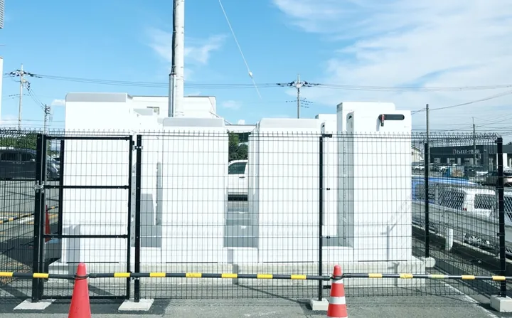 SigenStack-batterijen buiten achter een hekwerk