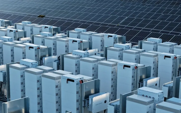 Tientallen SigenStack-stacks met omvormers bij een zonnepark